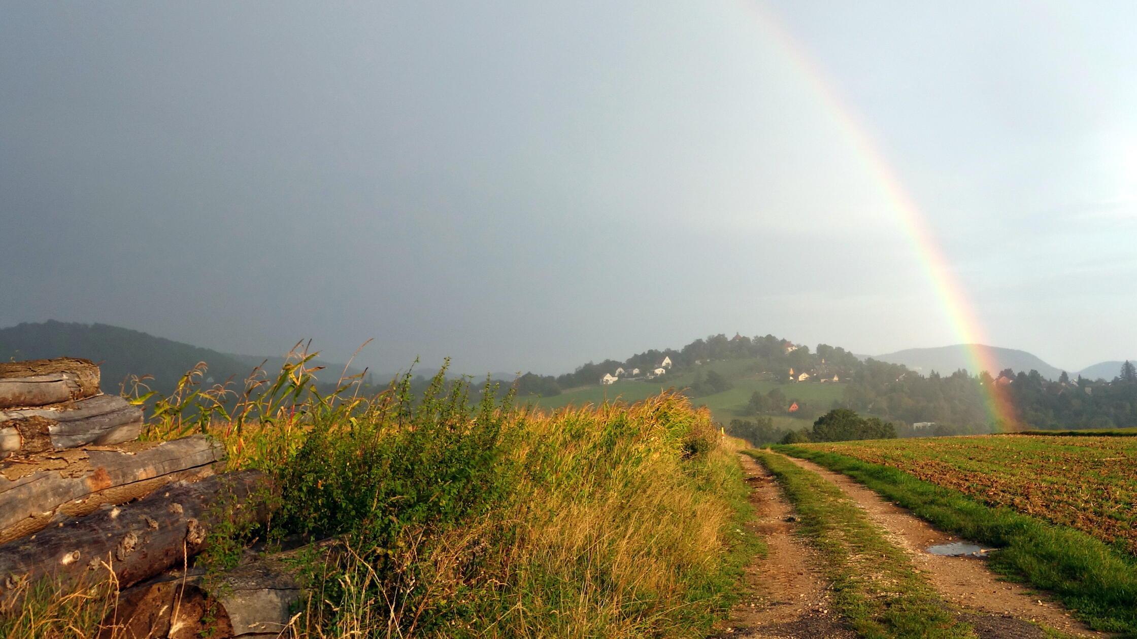 Ein Regenbogen über dem Hersbrucker Michelsberg, aufgenommen von Leserfotografin Manfred Pittroff.
