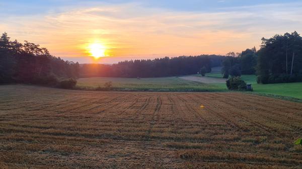 Die Ernte ist eingebracht. Morgenstimmung in der Hersbrucker Schweiz, fotografiert von Björn Schukat.