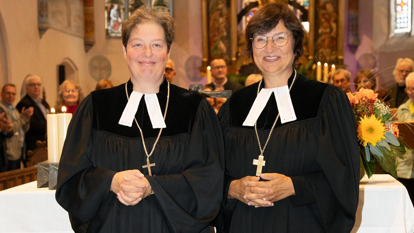 In der Langenzenner Stadtkirche wurde Kathrin Klinger (li.) mit einem festlichen Gottesdienst von Regionalbischöfin Elisabeth Hann von Weyhern (re.) in ihr Amt als Dekanin der Region Fürth-Nord eingeführt. In der Langenzenner Stadtkirche wurde Kathrin Klinger (li.) mit einem festlichen Gottesdienst von Regionalbischöfin Elisabeth Hann von Weyhern (re.) in ihr Amt als Dekanin der Region Fürth-Nord eingeführt.