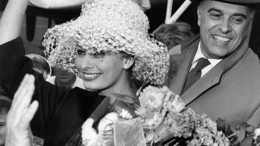 Sophia Loren mit ihrem Ehemann Carlo Ponti 1959 bei der Ankunft in Berlin. (Foto: Archiv) Sophia Loren mit ihrem Ehemann Carlo Ponti 1959 bei der Ankunft in Berlin. (Foto: Archiv)