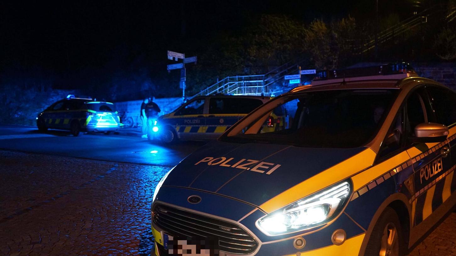 Eine Fußgängerin entdeckte am 10. September einen schwer verletzten Mann unterhalb der Alten Mainbrücke in Kreuzwertheim. (Symbolbild) Eine Fußgängerin entdeckte am 10. September einen schwer verletzten Mann unterhalb der Alten Mainbrücke in Kreuzwertheim. (Symbolbild)