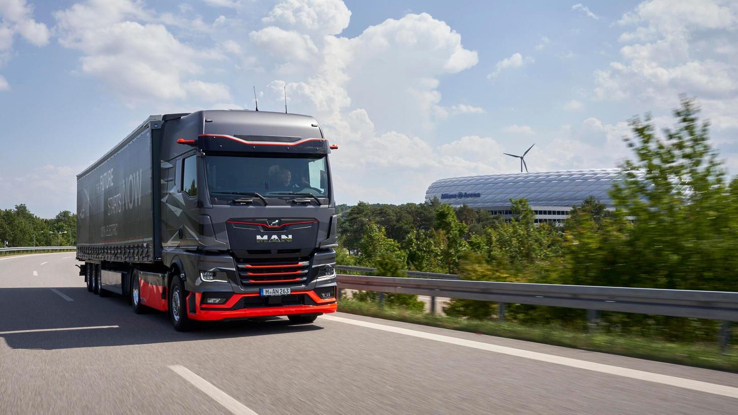 Der eTruck von MAN vor der Münchner Allianz-Arena: Hier soll ein großer Ladepark für vollelektrische Lkw und Busse entstehen. Der eTruck von MAN vor der Münchner Allianz-Arena: Hier soll ein großer Ladepark für vollelektrische Lkw und Busse entstehen.