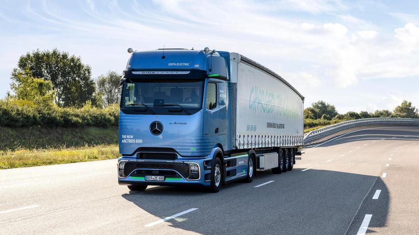 Der Fernverkehrs-Truck Mercedes eActros 600 soll 500 Kilometer Reichweite schaffen. Der Fernverkehrs-Truck Mercedes eActros 600 soll 500 Kilometer Reichweite schaffen.