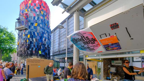 Für die erste Phase der "Zukunftsmusik" im Herbst 2024 führen regionale wie überregionale Kunstschaffende aus den unterschiedlichsten kreativen Disziplinen Aktionen in der Öffentlichkeit und an den Schaufenstern des Erdgeschosses durch.