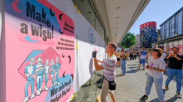 "Wünsch dir was" - und schon ist der Wunsch am Schaufenster. Verschiedene Aktionen beziehen die Passanten mit ein.
