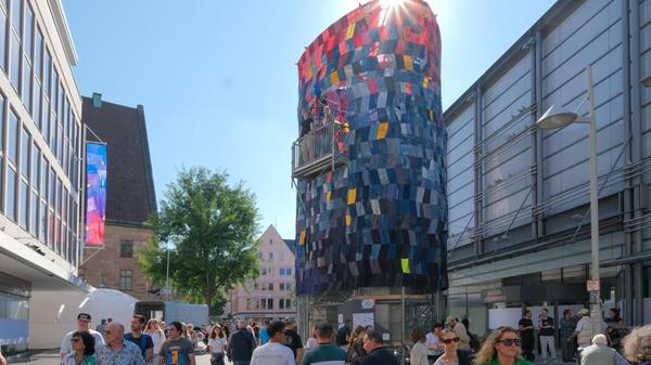 Künstlerische Installationen stehen in den Gassen neben dem ehemaligen Kaufhof-Gebäude.