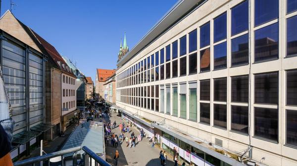 Und ein Blick von oben zeigt: An der kompletten Schaufensterfassade wird sich ausgetobt.