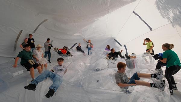 So viele bunte Eindrücke können auch ganz schön müde machen. Zum Glück gibt es Platz zum Ausruhen - in kreativer Form.