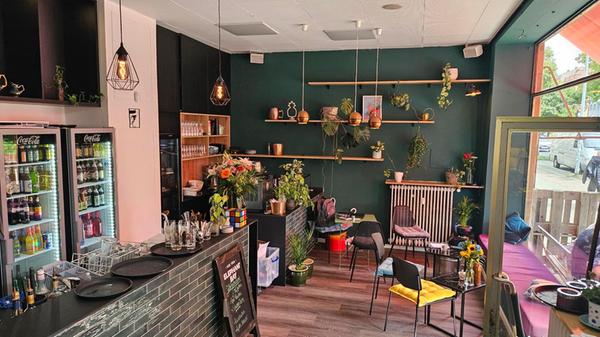 Salon_Regina_Caf_Regina