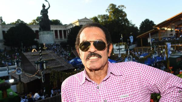 Auch Unternehmer Kalle Schwensen war auf dem Balkon des Käferzelts.