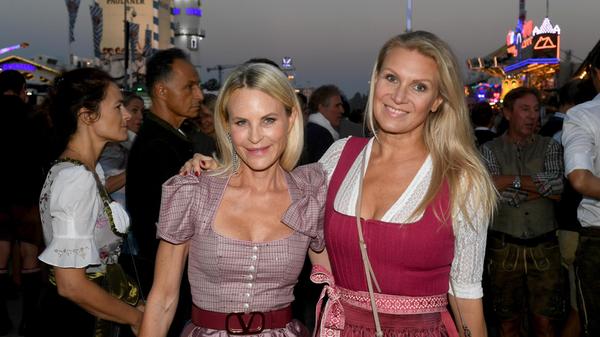 Die Designerin Sonja Kiefer (l) und die Sportgymnastin Magdalena Brzeska ließen sich den Auftakt auf der Theresienwiese auch nicht entgehen.