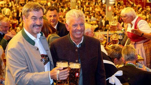 Wer darf auf Bayerns größtem Event natürlich nicht fehlen? Der bayerische Ministerpräsident Markus Söder (CSU,l). Gemeinsam mit Dieter Reiter (SPD), Oberbürgermeister von München, feierte er in der Festhalle Schottenhamel den Start des Oktoberfests.