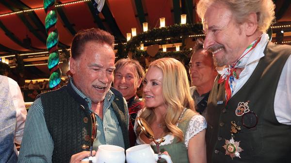 Auch internationale Prominenz fand sich auf dem Gelände ein: Arnold Schwarzenegger (l.), Schauspieler und Schwarzeneggers Partnerin Heather Milligan gönnten sich eine Maß. Auf der Wiesn trafen sie sich unter anderem mit Thomas Gottschalk.