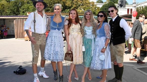 Auch Georgina Fleur, Verena Kerth und Claudia Obert mit Freund Max Suhr zeigten sich bei der Eröffnung vom Oktoberfest 2024 am Schottenhamel Festzelt.