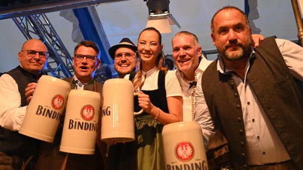 Vorstand Ottö Völker, Boris Rhein (hessischer Ministerpräsident), Festwirt Patrick Hausmann, Botschafterin Model Sandy Meyer-Wölden, Verantalter Kai Mann und Festwirt Dennis Hausmann waren ebenfalls zu Gast.