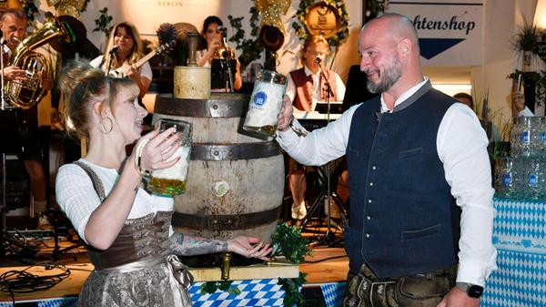 Denise Schwitalle und Björn Schwarz beim Wiesn-Anstich zum Oktoberfest 2024 im Hofbräu Berlin.