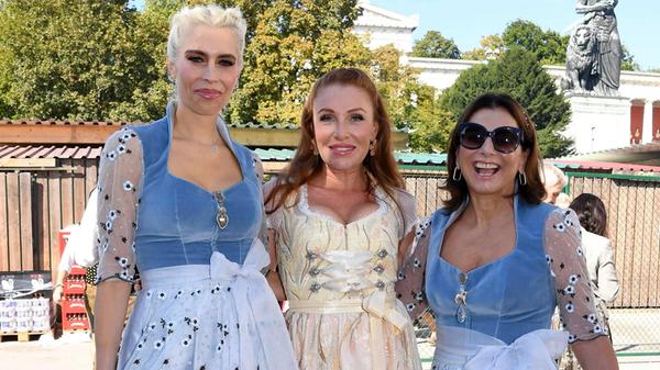 Noch ein Foto ohne die männlichen Begleitungen ließen Verena Kerth, Georgina Fleur, und Claudia Oberst bei der Eröffnung machen.