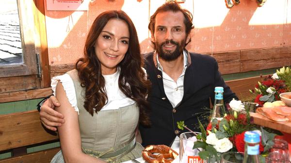 Er ist ein deutscher Filmproduzent und Geschäftsführer: Quirin Berg mit Partnerin Kara Hecker bei der Eröffnung vom Oktoberfest.