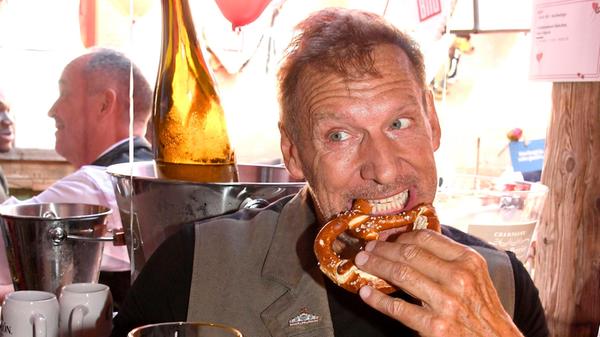 Nicht nur Bier, sondern auch mal eine Breze: Ralf Moeller ließ es sich schmecken.