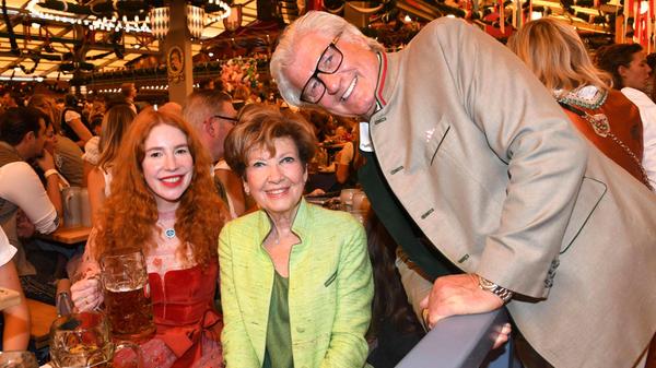 Laura Siegel, Carolin Reiber und Michael Hartl lächelten ebenfalls in die Kamera.