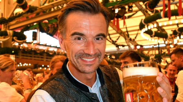Florian Silbereisen glücklich mit einer Maß Bier auf dem Oktoberfest.