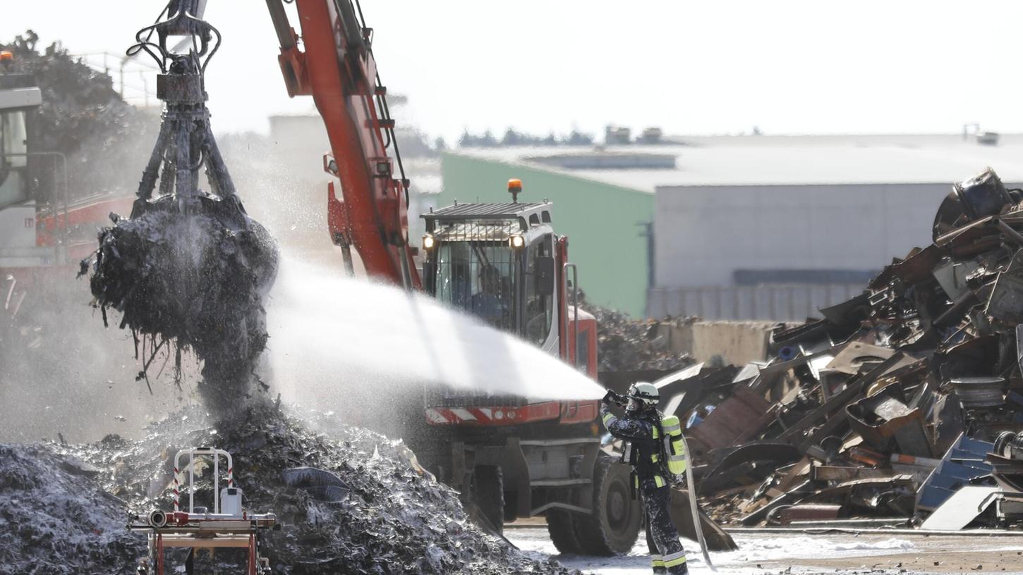 Die Feuerwehr löscht nach einem Brand in einer Recyclinganlage am Nürnberger Hafen. Die Feuerwehr löscht nach einem Brand in einer Recyclinganlage am Nürnberger Hafen.