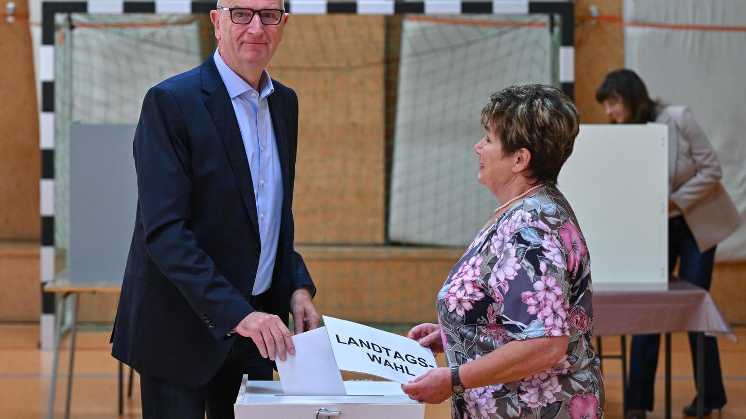 Er ging volles Risiko: Dietmar Woidke, Brandenburgs Ministerpräsident und Vorsitzender der SPD in Brandenburg, gibt seine Stimme zur Landtagswahl in Brandenburg ab. Er ging volles Risiko: Dietmar Woidke, Brandenburgs Ministerpräsident und Vorsitzender der SPD in Brandenburg, gibt seine Stimme zur Landtagswahl in Brandenburg ab.