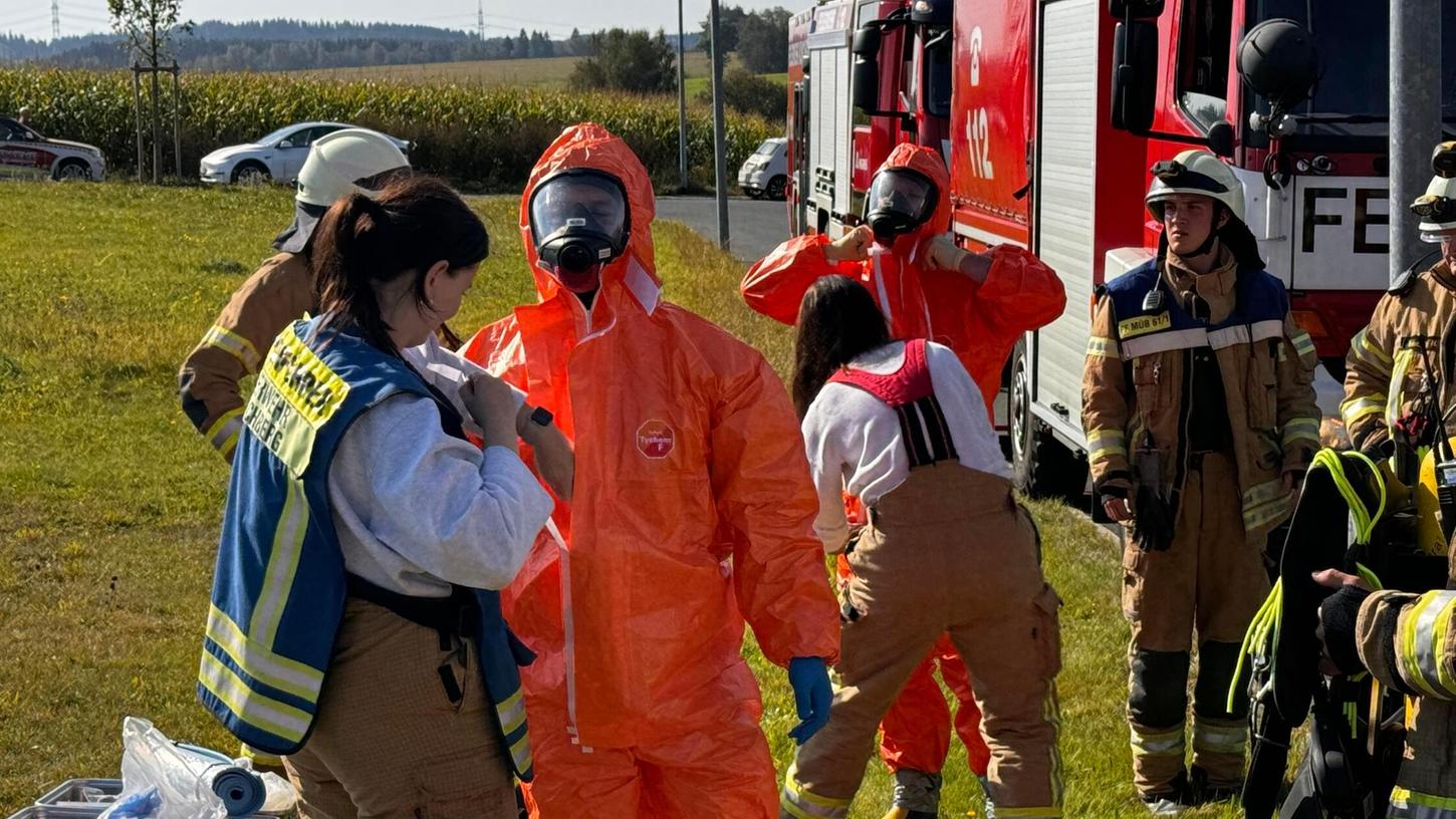 In Helmbrechts im Landkreis Hof musste am Montagmorgen ein Werk geräumt werden. Die Feuerwehrkräfte trugen spezielle Chemikalienschutzanzüge. In Helmbrechts im Landkreis Hof musste am Montagmorgen ein Werk geräumt werden. Die Feuerwehrkräfte trugen spezielle Chemikalienschutzanzüge.