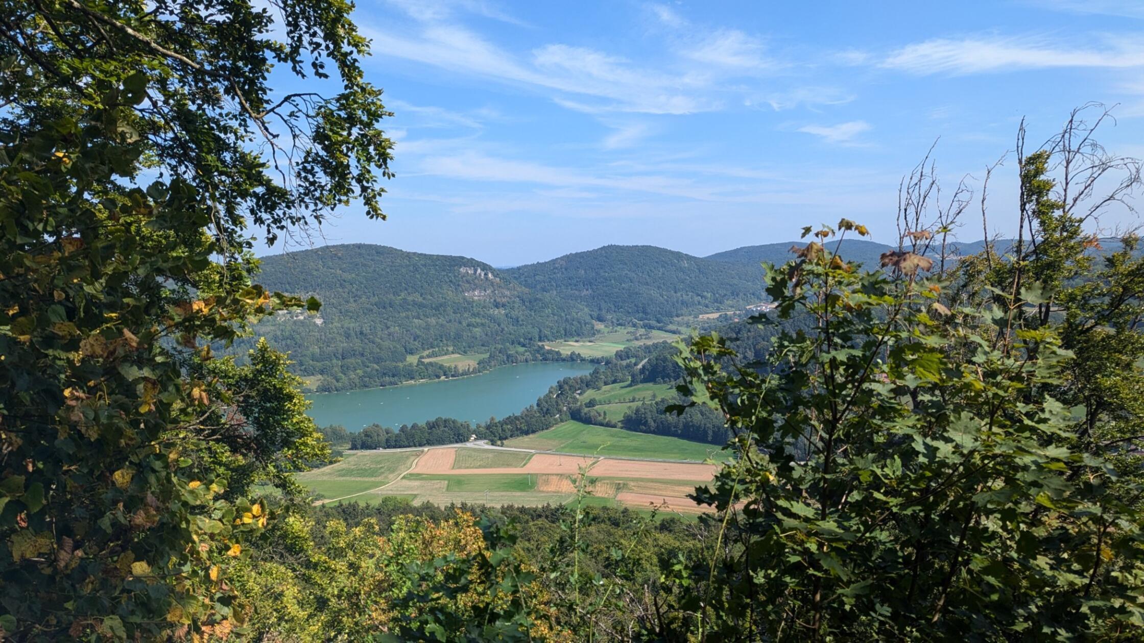 Blick auf den Happurger Stausee, aufgenommen vom Jungfernsprung am Deckersberg aus.