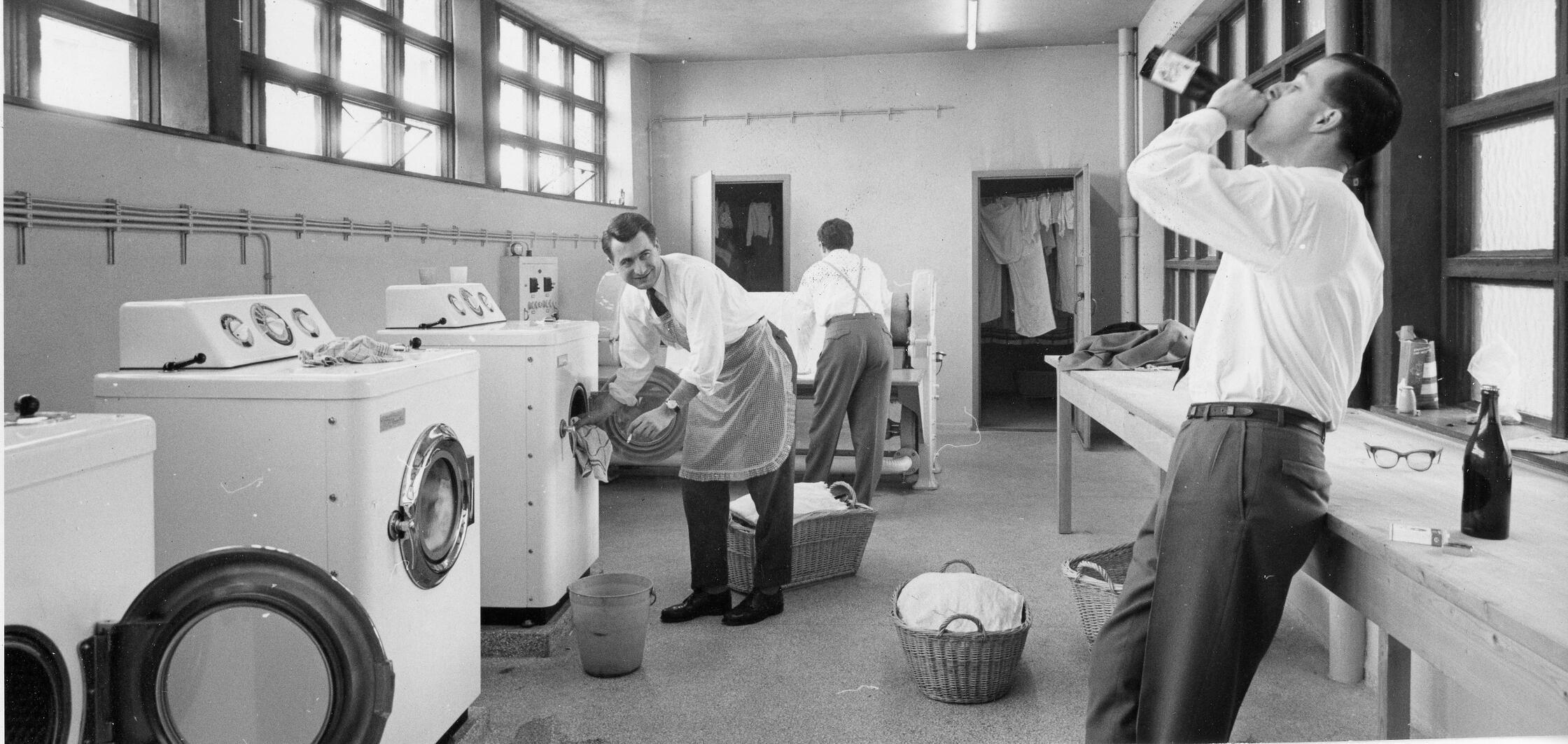„Das bisschen Haushalt macht sich von allein“ – könnte man beim Anblick der drei Junggesellen meinen, die 1959 in der Waschküche des damals neuen Hochhauses am Lutherplatz in Nürnberg ihre Wäsche in vollautomatischen Waschmaschinen wuschen und dabei sichtlich Spaß hatten. „Eine Waschmaschinenfüllung reicht bequem für zwei bis drei Flaschen Bier und fünf Zigaretten“, hieß es in den NN. Den Luxus einer eigenen Waschmaschine konnten sich 1959 nur rund 20 Prozent der westdeutschen Haushalte leisten, bittere Realität war seinerzeit das mühsame Waschen per Hand.