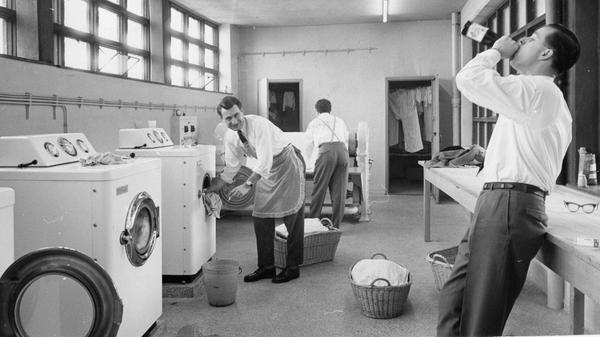 „Das bisschen Haushalt macht sich von allein“ – könnte man beim Anblick der drei Junggesellen meinen, die 1959 in der Waschküche des damals neuen Hochhauses am Lutherplatz in Nürnberg ihre Wäsche in vollautomatischen Waschmaschinen wuschen und dabei sichtlich Spaß hatten. „Eine Waschmaschinenfüllung reicht bequem für zwei bis drei Flaschen Bier und fünf Zigaretten“, hieß es in den NN. Den Luxus einer eigenen Waschmaschine konnten sich 1959 nur rund 20 Prozent der westdeutschen Haushalte leisten, bittere Realität war seinerzeit das mühsame Waschen per Hand.
