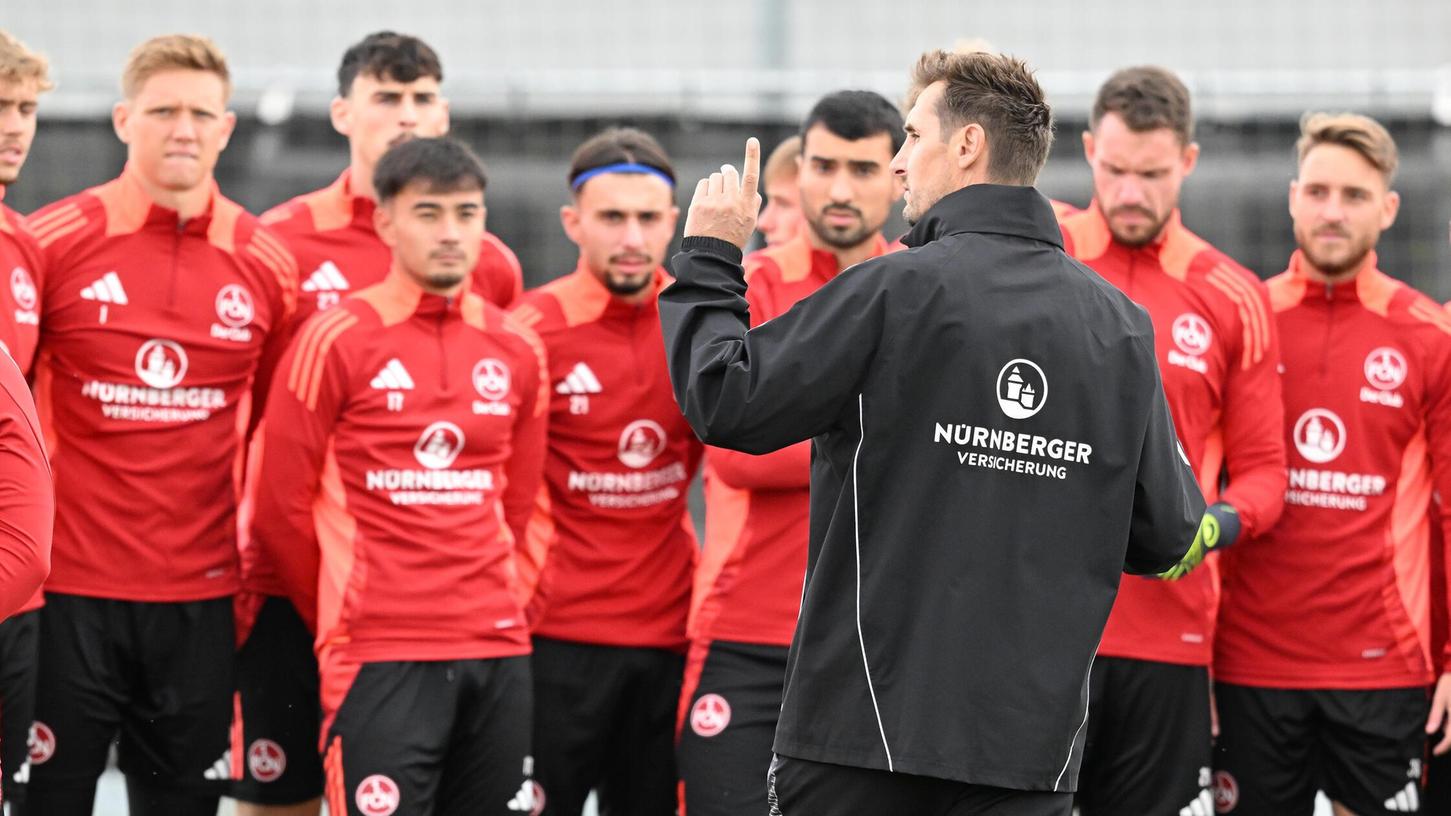 Miroslav Klose steht beim 1. FC Nürnberg in der Kritik. Miroslav Klose steht beim 1. FC Nürnberg in der Kritik.