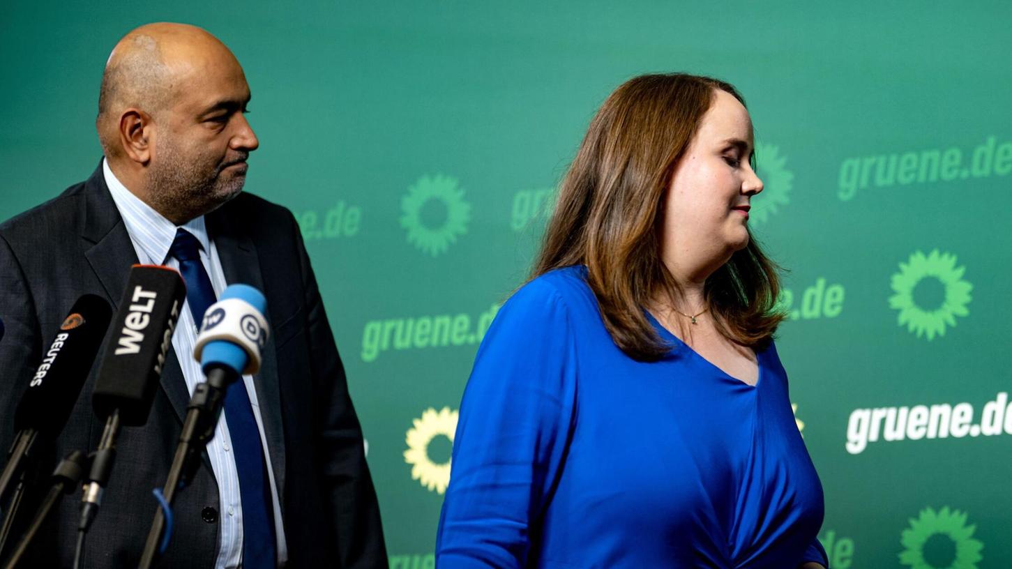 Die Grünen-Parteivorsitzenden Ricarda Lang (re.) und Omid Nouripour ziehen nach den Misserfolgen der Partei bei mehreren Wahlen personelle Konsequenzen. Die Grünen-Parteivorsitzenden Ricarda Lang (re.) und Omid Nouripour ziehen nach den Misserfolgen der Partei bei mehreren Wahlen personelle Konsequenzen.