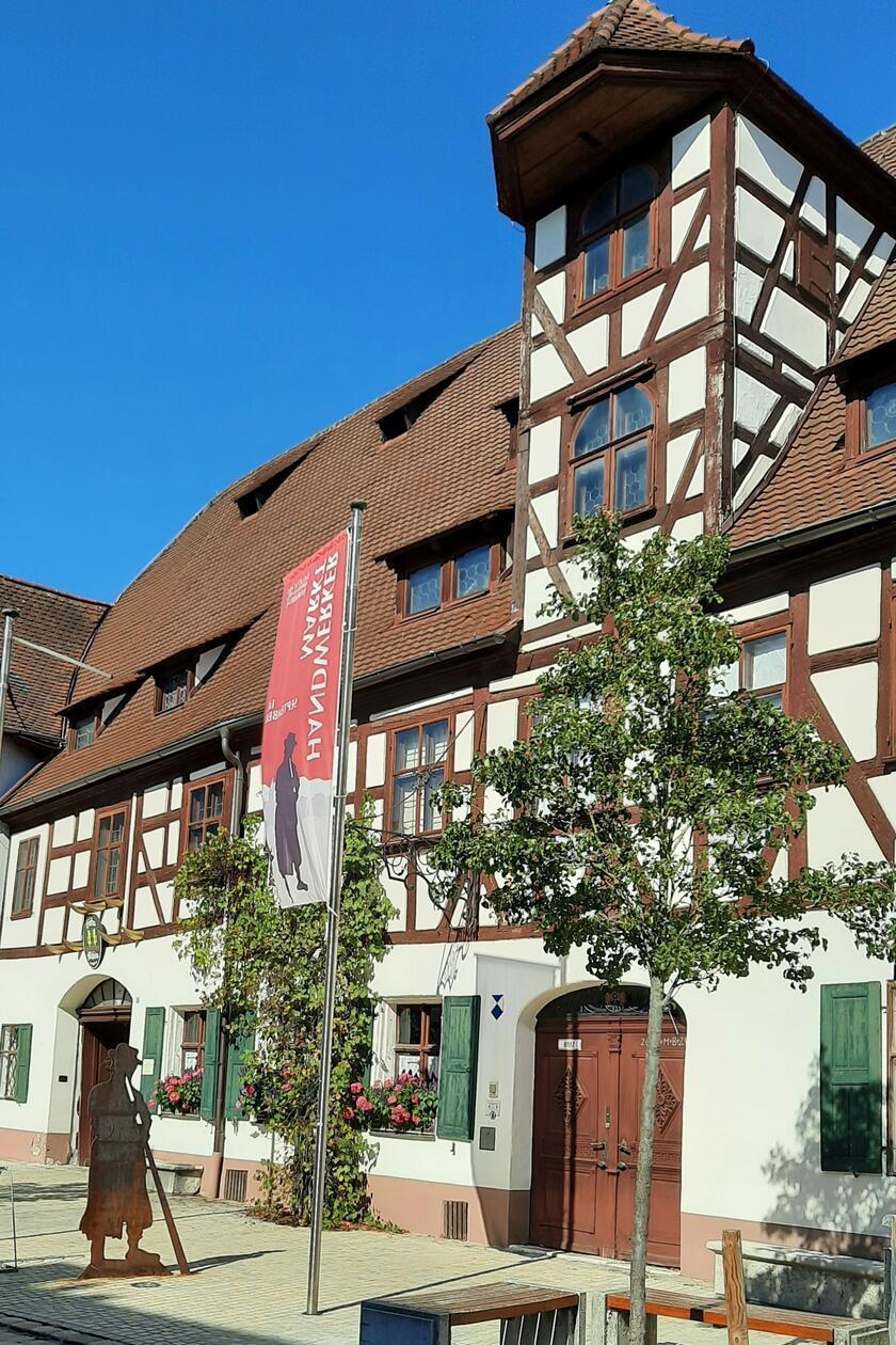 Das Hirtenmuseum im Eisenhüttlein in der Herbstsonne.