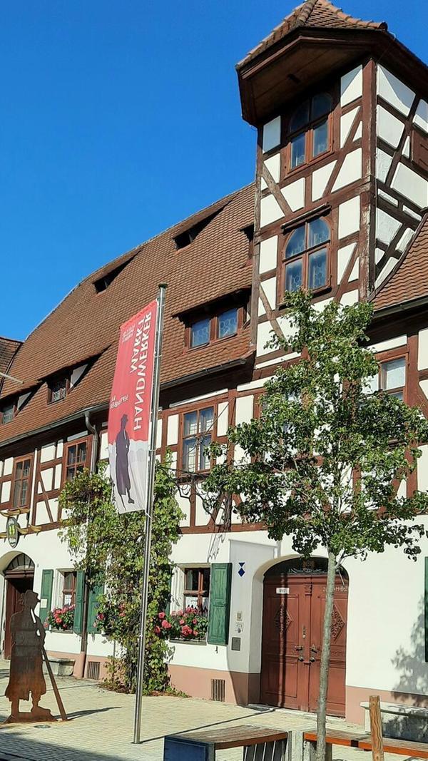 Das Hirtenmuseum im Eisenhüttlein in der Herbstsonne.