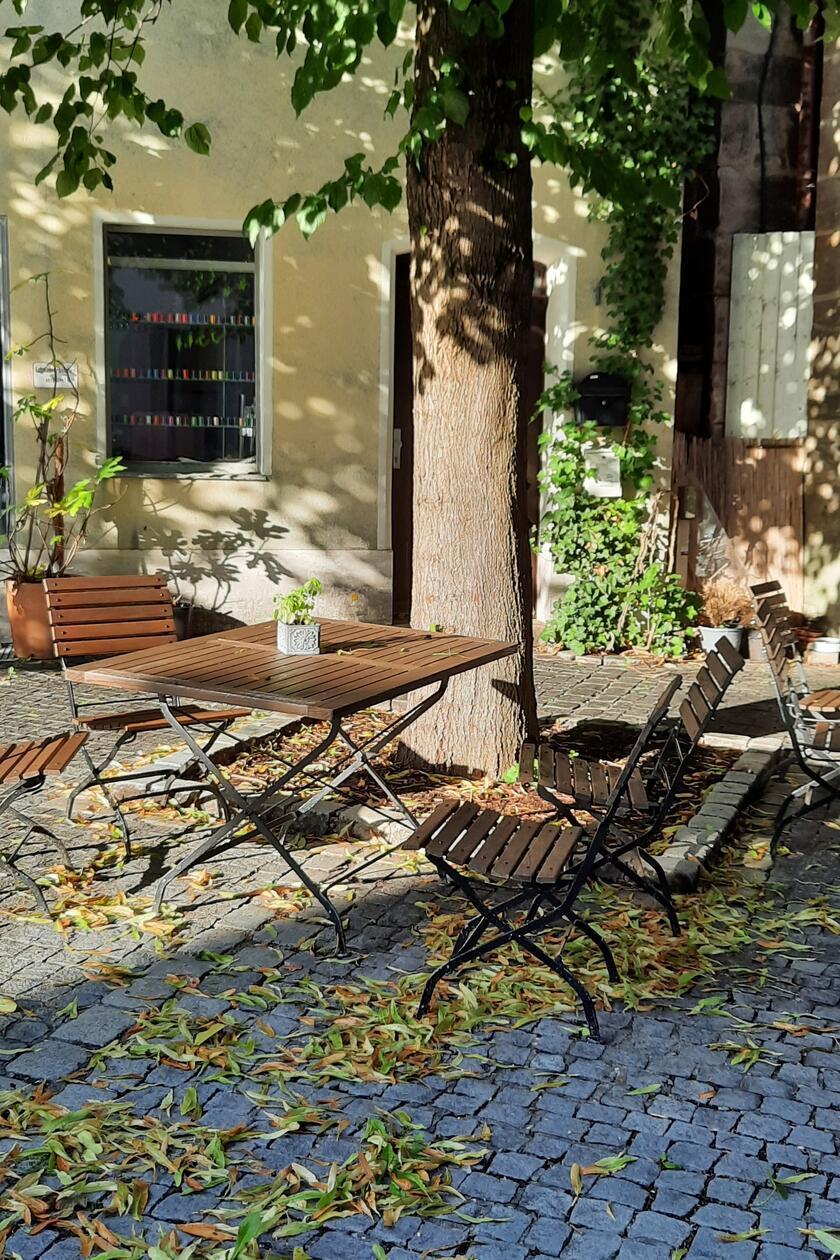 Die Schatten werden länger und die Blätter fallen - verwaistes Café an der Martin-Luther-Straße in Hersbruck.