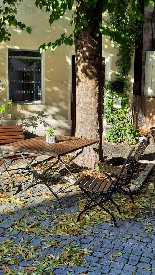 Die Schatten werden länger und die Blätter fallen - verwaistes Café an der Martin-Luther-Straße in Hersbruck.