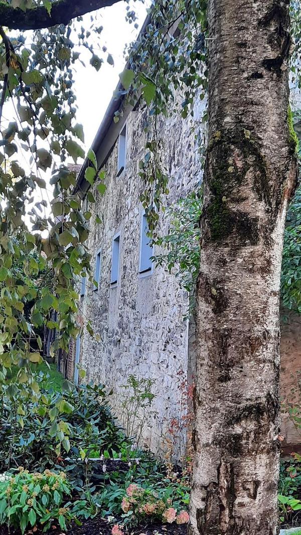 Hausfassade im kleinen Park zwischen Hirtengasse und Pegnitz in Hersbruck.