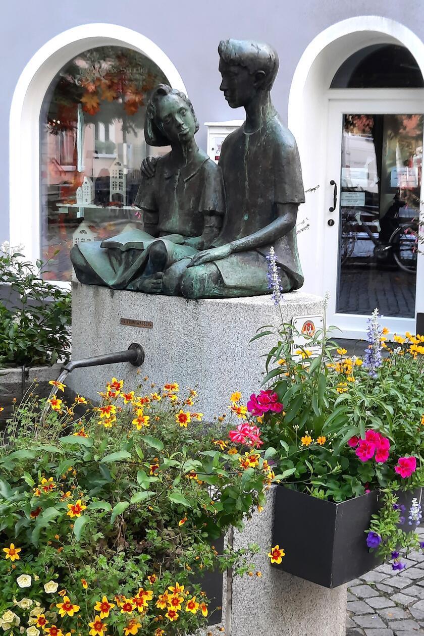 Innig vertrautes junges Paar am Lions-Brunnen in der Martin-Luther-Straße in Hersbruck.