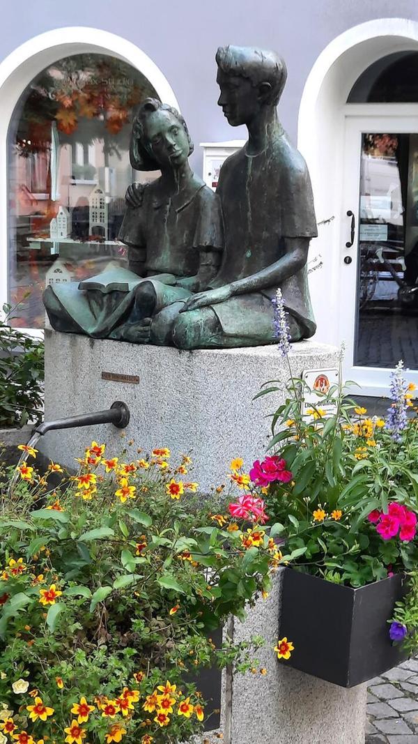 Innig vertrautes junges Paar am Lions-Brunnen in der Martin-Luther-Straße in Hersbruck.