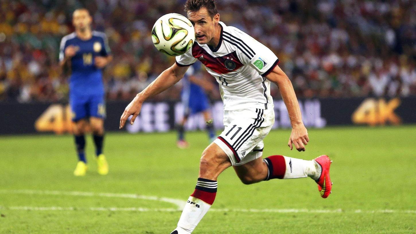 Miroslav Klose bestritt 137 Länderspiele für Deutschland, gehörte der Weltmeistermannschaft 2014 an und überholte Gerd Müller als deutschen Rekordtorschützen. Bei der WM-Jubiläumssause in Südtirol fehlt der Club-Coach. Miroslav Klose bestritt 137 Länderspiele für Deutschland, gehörte der Weltmeistermannschaft 2014 an und überholte Gerd Müller als deutschen Rekordtorschützen. Bei der WM-Jubiläumssause in Südtirol fehlt der Club-Coach.