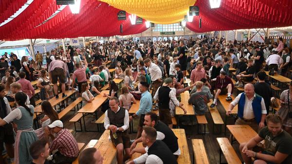 Sturm_aufs_Bierzelt_zum_Fruehschoppen_Burgfest_202