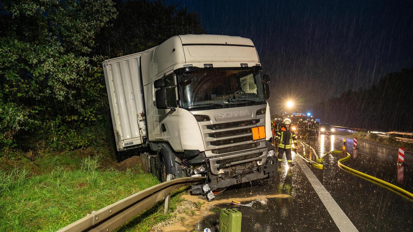 Auf der A73 zwischen Hirschaid und Buttenheim (Landkreis Bamberg) kam es am frühen Donnerstagmorgen (26.09.2024) zu einem Unfall mit einem Sattelschlepper. Auf der A73 zwischen Hirschaid und Buttenheim (Landkreis Bamberg) kam es am frühen Donnerstagmorgen (26.09.2024) zu einem Unfall mit einem Sattelschlepper.
