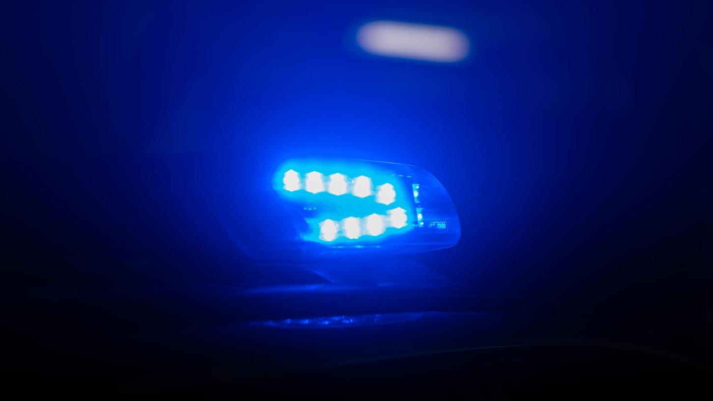 Ein Autofahrer hat auf der Flucht vor der Polizei einen Unfall in einem Gleisbett gebaut. (Symbolbild) Ein Autofahrer hat auf der Flucht vor der Polizei einen Unfall in einem Gleisbett gebaut. (Symbolbild)