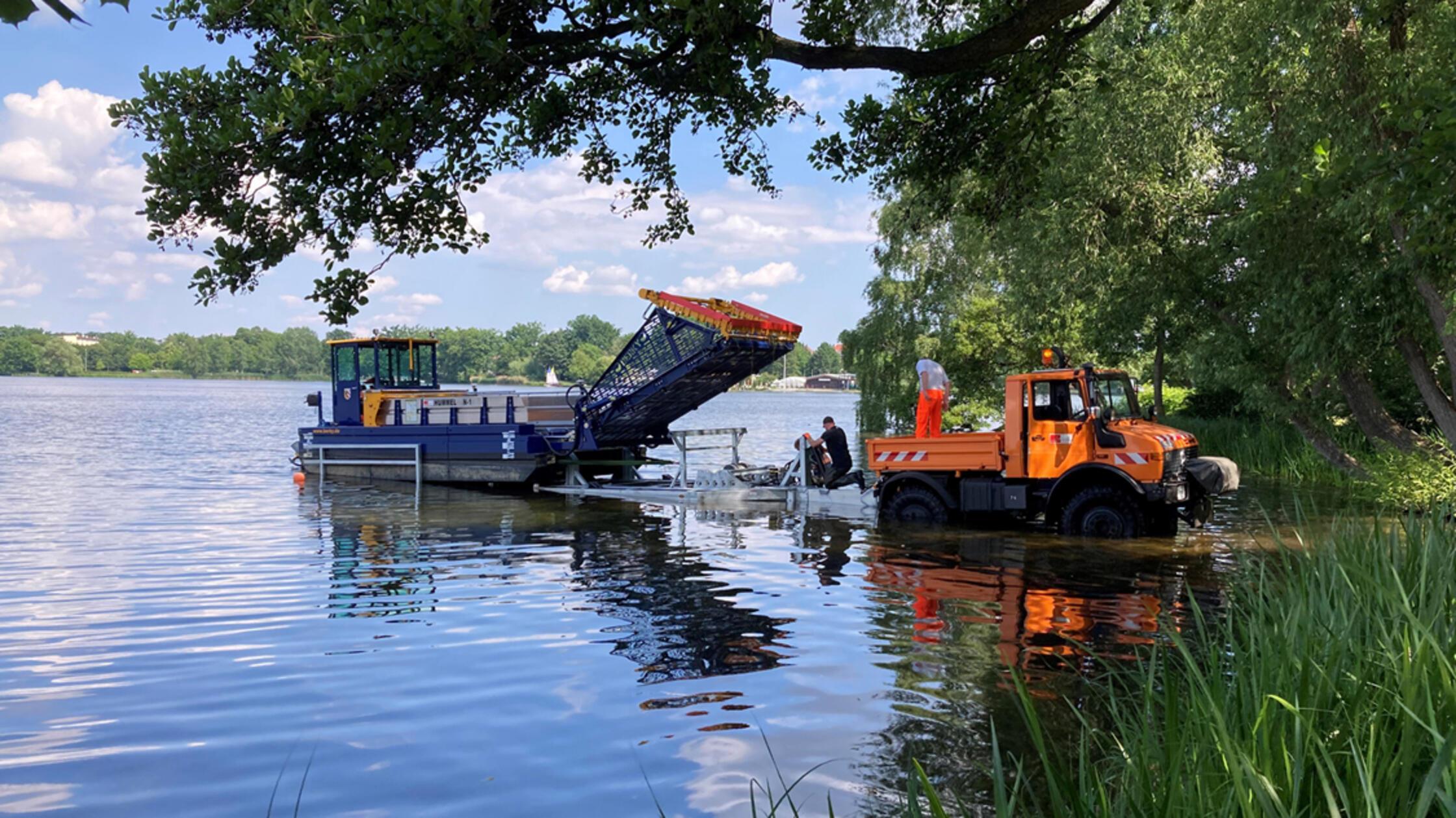Seit 2022 ist das stadteigene Mähsammelboot „Humme