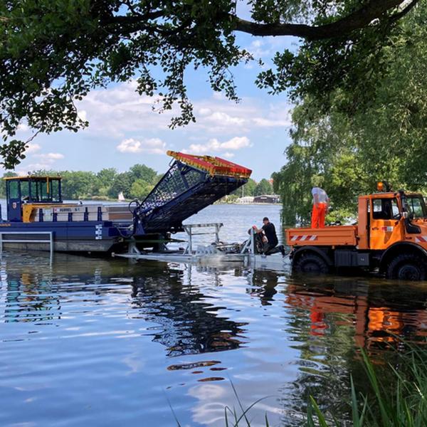 Seit 2022 ist das stadteigene Mähsammelboot „Humme