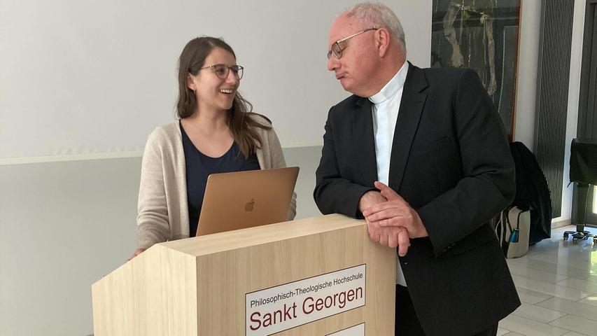 Stadtpfarrer Kilian Kemmer bei einer ersten Besprechung in Frankfurt mit der Produktionsleiterin Sabrina Sieber. Stadtpfarrer Kilian Kemmer bei einer ersten Besprechung in Frankfurt mit der Produktionsleiterin Sabrina Sieber.