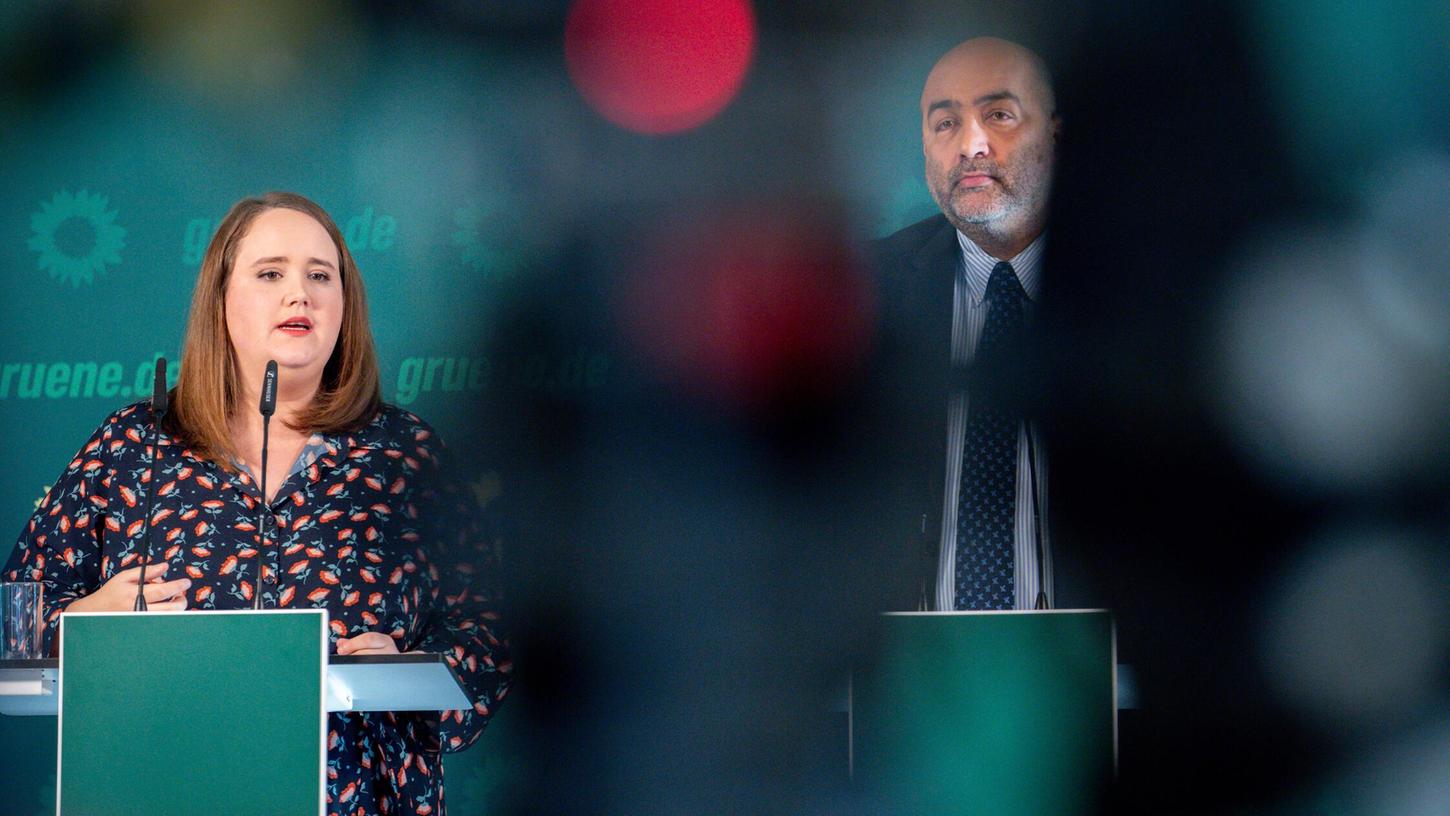 Sie machten den Auftakt: Erst traten die Bundesvorsitzenden Ricarda Lang und Omid Nouripour sowie ihr gesamter Vorstand zurück, dann folgten weitere Konsequenzen. Sie machten den Auftakt: Erst traten die Bundesvorsitzenden Ricarda Lang und Omid Nouripour sowie ihr gesamter Vorstand zurück, dann folgten weitere Konsequenzen.