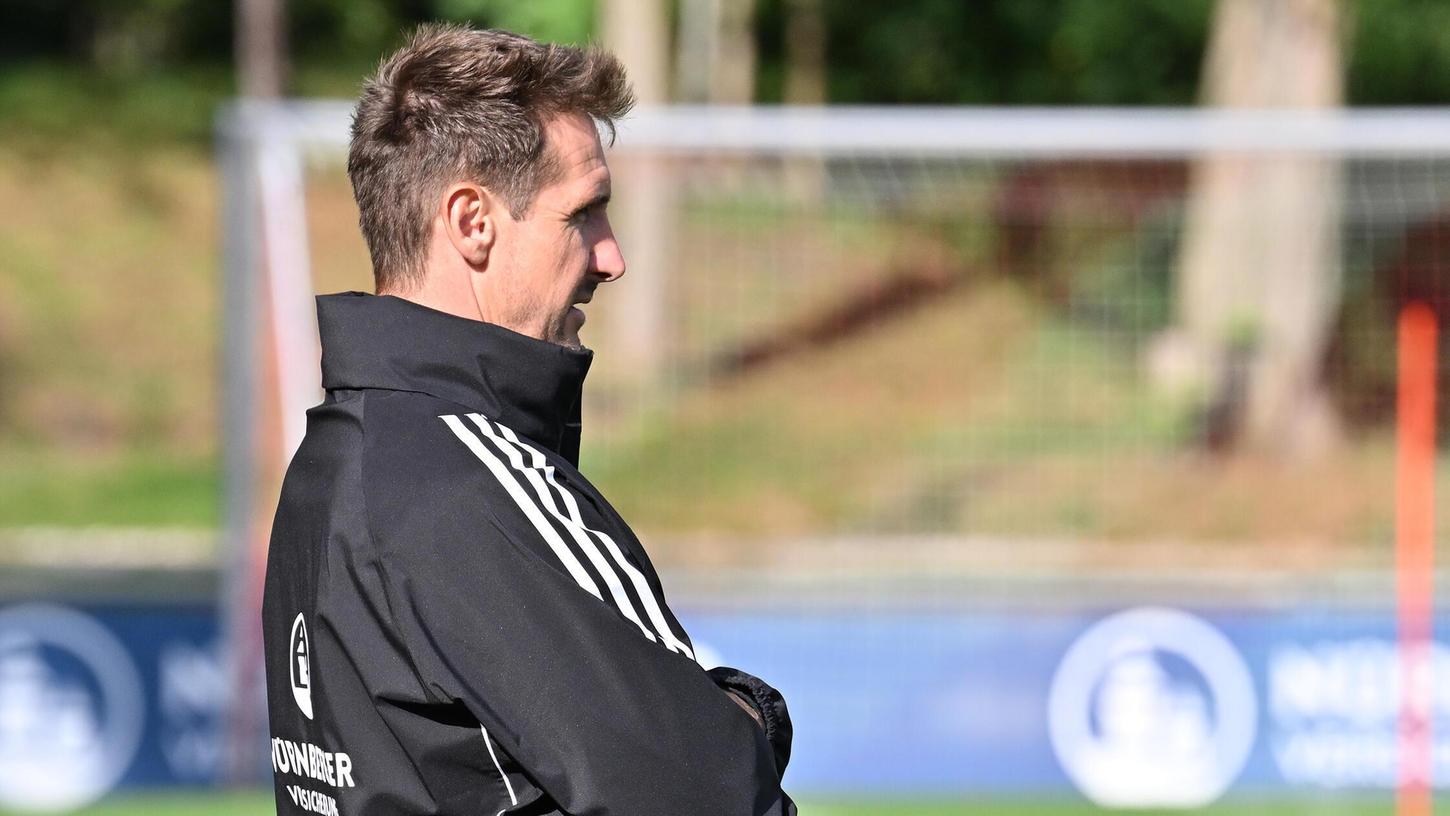 Miroslav Klose äußerte sich auf der Pressekonferenz vor dem Spiel gegen Hannover unter anderem über die Personalsituation. Miroslav Klose äußerte sich auf der Pressekonferenz vor dem Spiel gegen Hannover unter anderem über die Personalsituation.