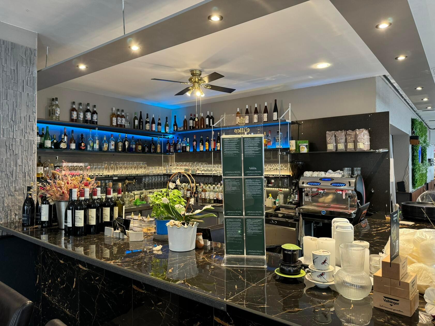 Direkt neben dem Indoor-Teich befindet sich die Bar.